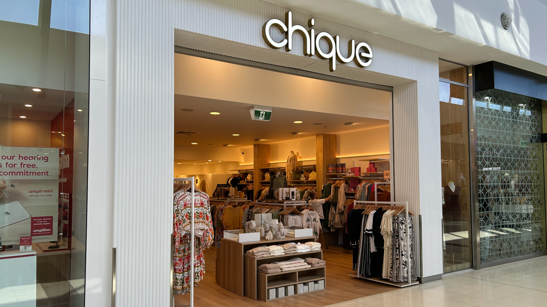 Chique Storefront 1920 x 1080.png