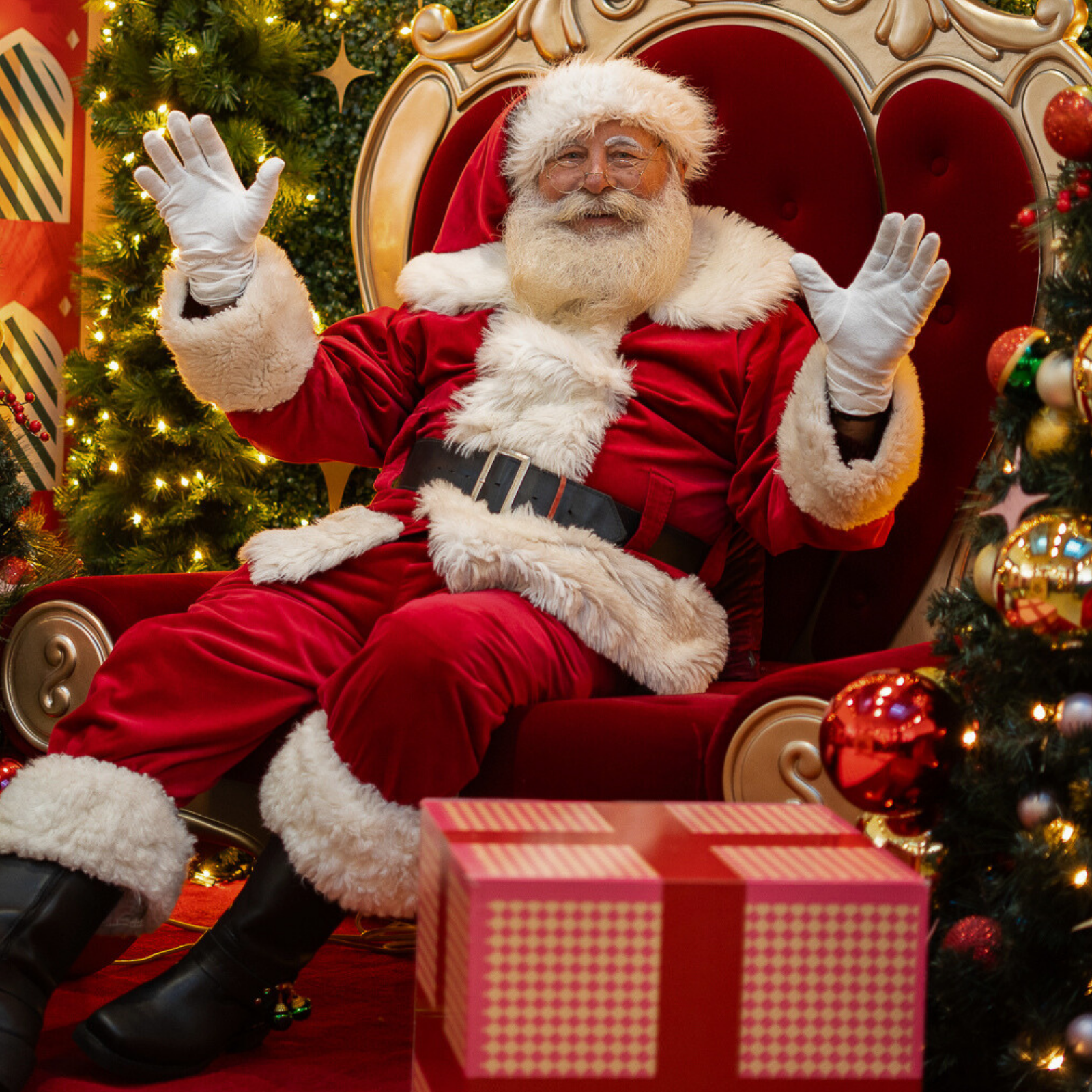 Santa's Arrival Parade Mobile.png